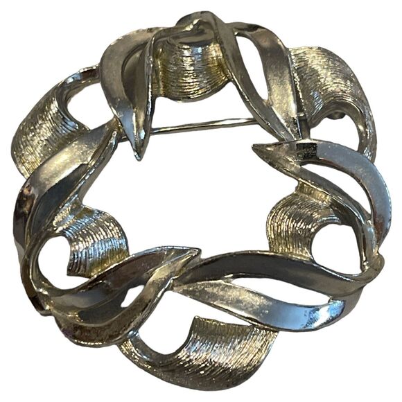 Vintage Kramer Copy Right Silver Tone Round Ribbon Swirl Texturized Brooch Pin - Picture 1 of 5